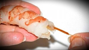 Как чистить креветки