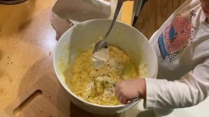 Готовлю кабачковые оладьи с годовалым ребёнком