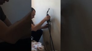 Замена крана на газовой трубе под давлением
