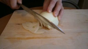 Думать как шеф. Режем лук полукольцами.