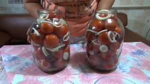 Маринованные помидоры с хреном и свеклой.