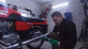 JAWA 638. ЯВА 638 Замена задних амортизаторов и кожуха ведомой звезды.