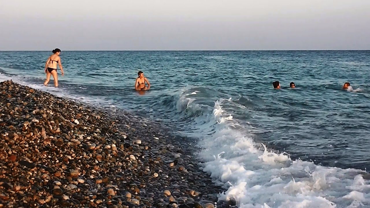 Вода в море в пицунде сейчас. Нудийский пляж в Пицунде. Пицунда температура воды в море сегодня. Шторм на море Пицунда. Температура моря в Пицунде.