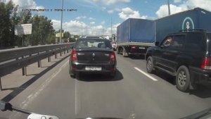 Мотоциклист бьёт по зеркалу