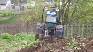 Самодельный трактор в действии Александр Цыбович. Однокорпусный плуг