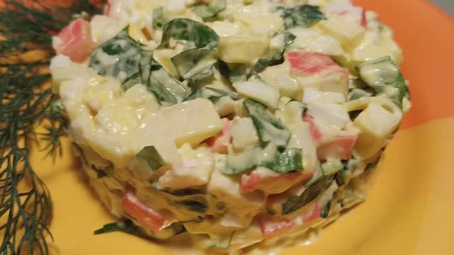 Простой и вкусный салат с сельдереем и крабовыми палочками