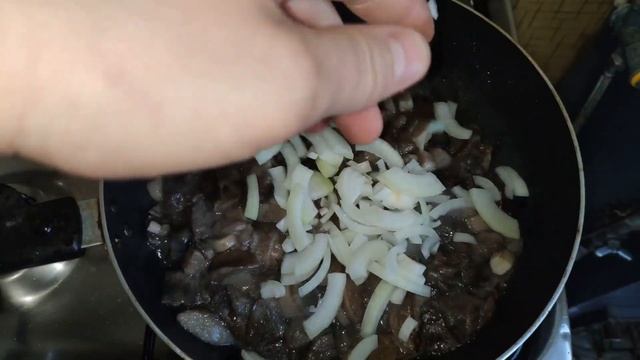 Жареные грибы с картошечкой по деревенски. смотреть онлайн