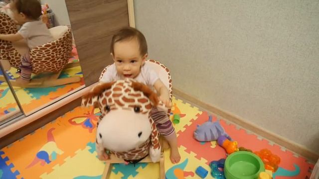 Детская деревянная лошадка - качалка! Малыш играет со своей первой качалкой. смотреть онлайн