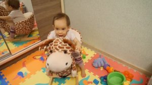 Детская деревянная лошадка - качалка! Малыш играет со своей первой качалкой.