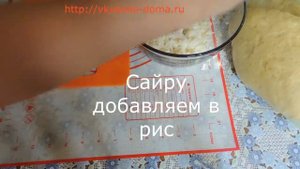 Сдобные пирожки с сайрой рисом яйцом и зеленым луком на основе сырых прессованных дрожжей