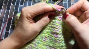 24. ШАПКА спицами  из пряжи секционного крашения изнаночной гладью.