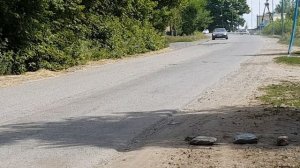 В поселке Белоусовка незаконно установили "лежачего полицейского"