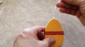 Пасхальное яйцо из пластикового поддона