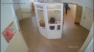 мужчина в подъезде избивал собаку