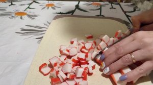 САЛАТ ИЗ СВЕЖЕЙ КАПУСТЫ И КРАБОВЫХ ПАЛОЧЕК.