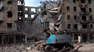 Российские спасатели помогают привести в порядок Мариуполь, в первую очередь в жилых кварталах