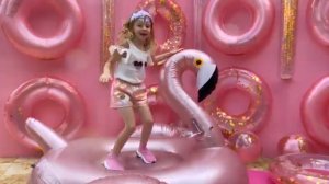 специально для юных зрителей  ОТКРЫТЬ ПРИЛОЖЕНИЕ  Настя - Тебя поздравит Настя - песня для детей (O