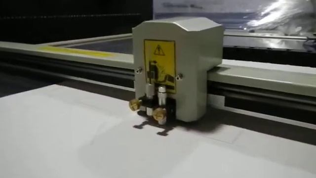 Планшетный режущий плоттер HC-9060 с флюгерным ножом в процессе вырезания коробки смотреть онлайн