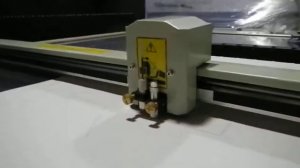 Планшетный режущий плоттер HC-9060 с флюгерным ножом в процессе вырезания коробки
