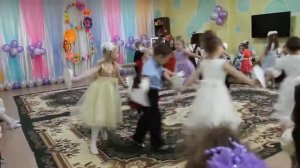 Танец бумажный самолётик