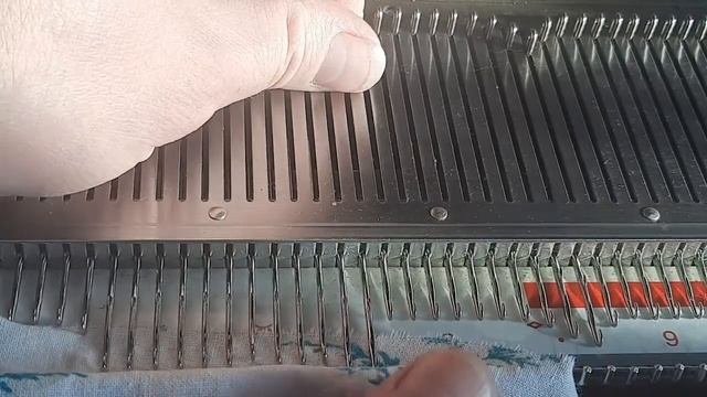 Быстрая и удобная чистка пространства под иглами вязальной машины.
