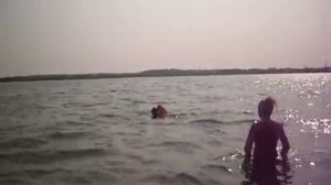 егор учится плавать