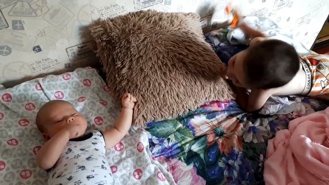 VLOG: упал с багажника/ водяные бомбочки/ два брата/ печем кабачковый рулет с начинкой/ оладушки смотреть онлайн