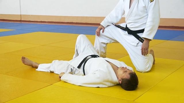 KATA JUJI JIME / Удушение спереди скрещивая руки (одна ладонь вверх, другая вниз) / 片十字絞 смотреть онлайн