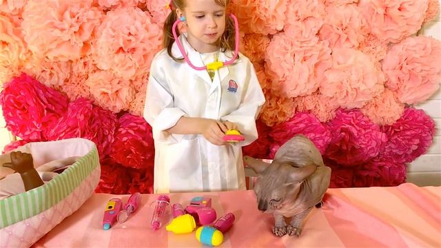 Свинка Пеппа набор доктора! СуперСофи лечит лысого кота и черного ребенка