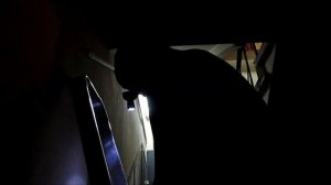 Монтаж кабель-канала на лестничном пролёте на кирпичную стену.