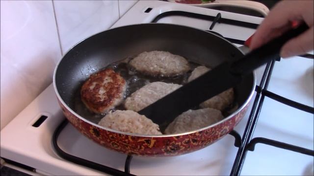 Нежные и очень вкусные бюджетные мясные котлеты.