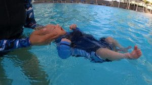 МАЛЫШ Дэвид в 2 месяца плавает в БАССЕЙНЕ!