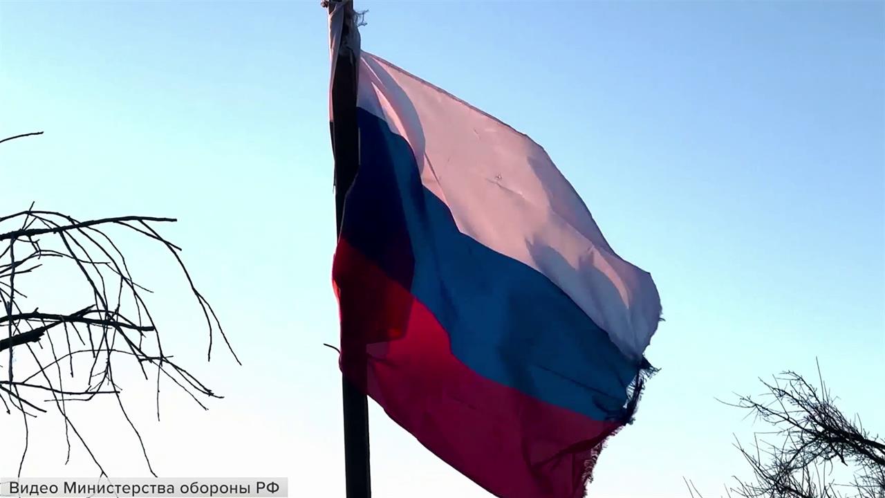 Российские бойцы установили флаг РФ в Ласточкино