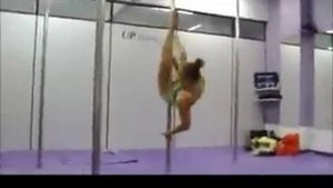 Танцовщицы куражатся.flv