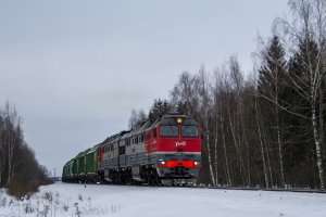 Тепловоз 2ТЭ116УД-012 с грузовым поездом.