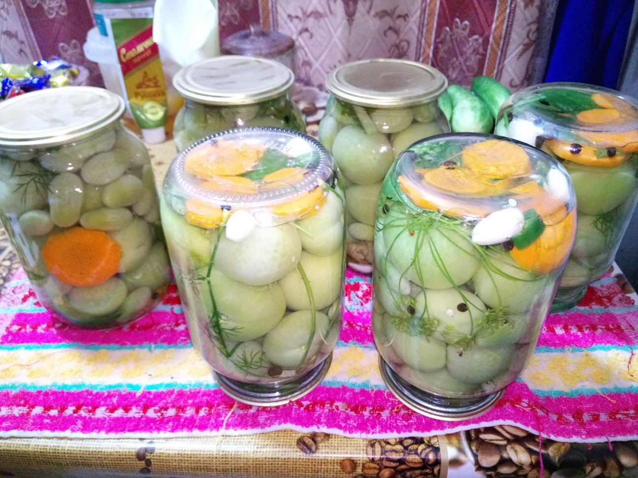 Рецепт маринованных зеленых помидор / Просто и вкусно