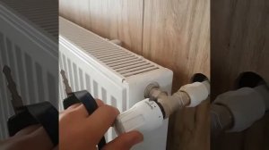 Установить батарею и правильно подключить