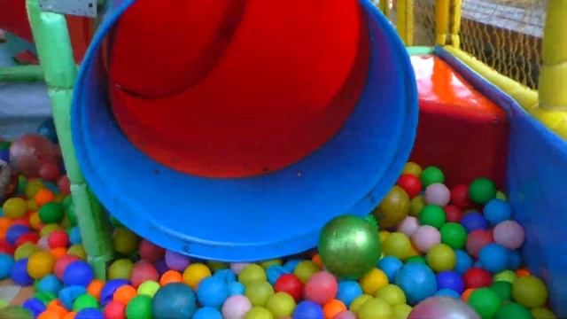 VLOG: гуляем в Парке Дружбы Благовещенск, прыгаем на батуте и в шариках смотреть онлайн