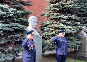 СТАЛИНУ НЕСУТ ЦВЕТЫ МОСКВИЧИ И ГОСТИ СТОЛИЦЫ В ДЕНЬ РОЖДЕНИЯ ЛЕНИНА 22 АПРЕЛЯ МОСКВА КРАСНАЯ ПЛОЩАДЬ