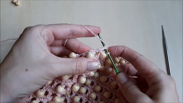 Простой узор крючком с бусинами. Как ввязать бусины - видео МК. Crochet pattern with beads