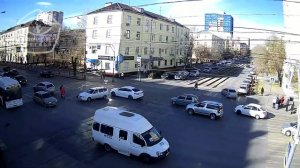 На видео попала летящая на «красный» волгорадка на Subaru, протаранившая в итоге Mercedes