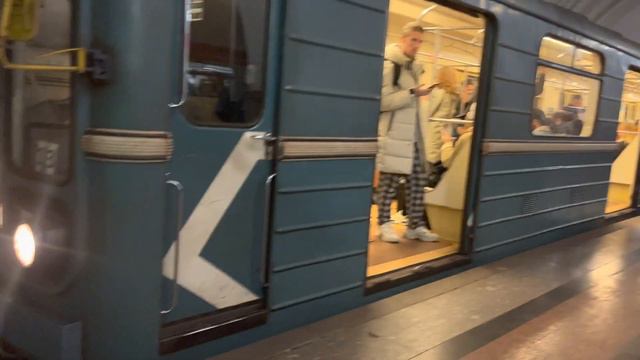 Самый необычный Номерной?Вагон 81-717.5М 2550 на станции «Сокол»