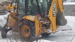 Чистят экскаватором дороги от снега! Опять много снега во дворе!