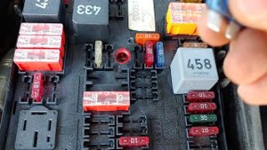 VW Golf 5 Radio fuse location // fuse for radio [Tutorial]