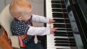 малинки ребёнок играет на рояле