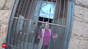 Супер Сус и сумасшедшая бабка ударила по спине.