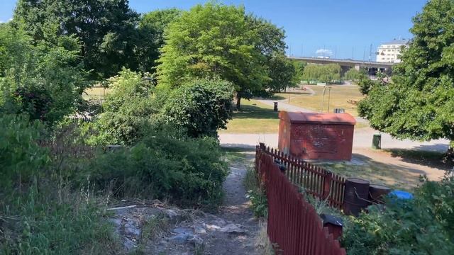 Midsummer Walk in the lovely gardens of Tanto, Södermalm. 4K, natural sound смотреть онлайн