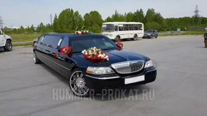 Лимузин Линкольн Таун Кар с красно-белым свадебным украшением