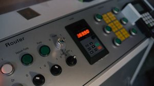 Правильный запуск трехшпиндельного фрезера с чпу. Бизнес станки с чпу  2021. Advercut K45MT 2030.