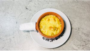 Жульен с курицей и грибами подойдёт и как сытный ужин, и как основное блюдо на праздничный стол